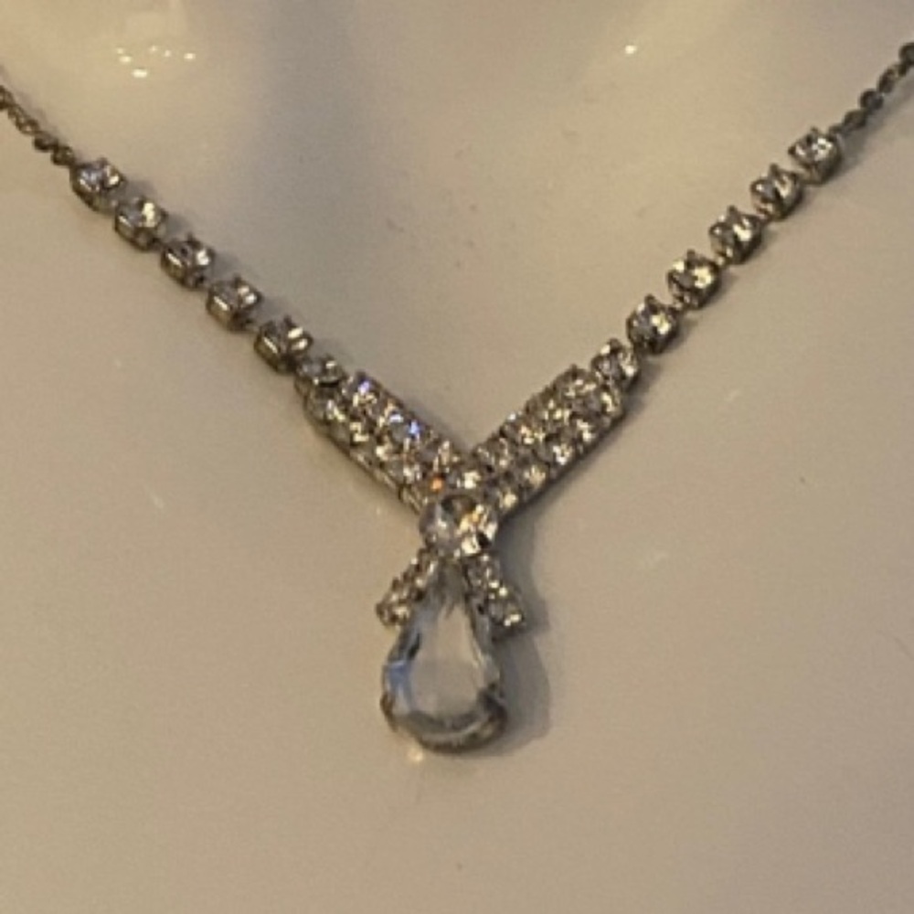 Elegant Silver Necklace with Crystal Accents - Picture 4 of 6